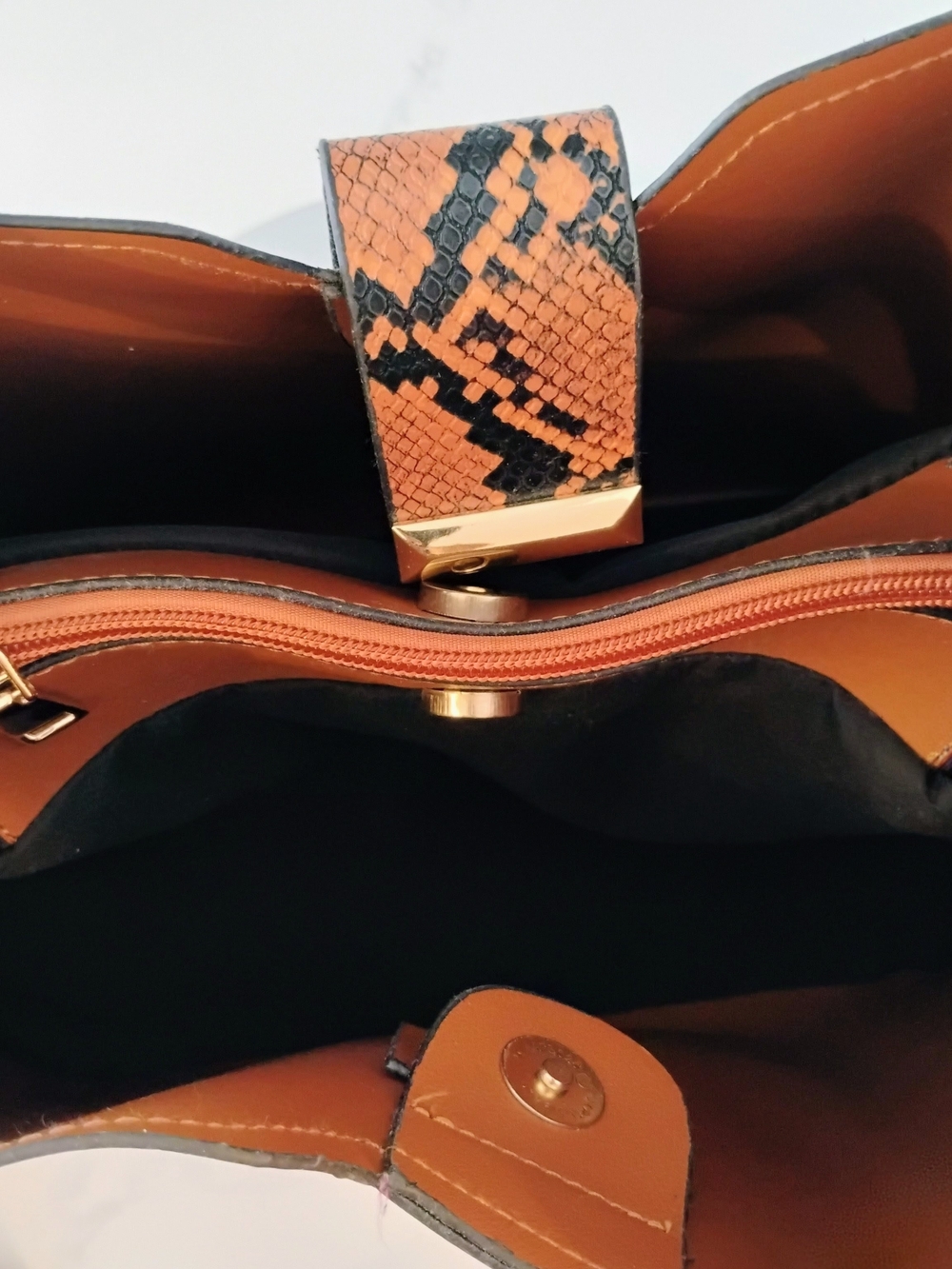 NEW Bucket Crossbody Bag & Pouch - GHW and Vegan Leather - Picture 7 of 10